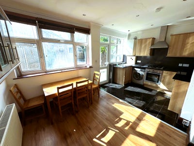 1 Bed Ground Flat Garden &pound;1475 Pcm  Water Bill Inc Main Photo
