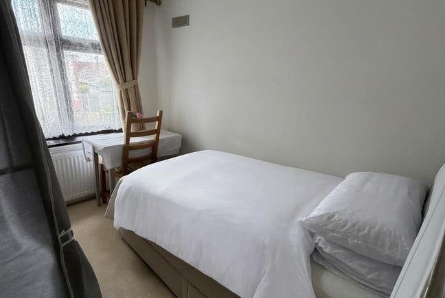 Elm Park / Bills inclusive / 5 min to Tube Station Main Photo