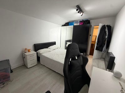 Spacious Double Room - East London Main Photo