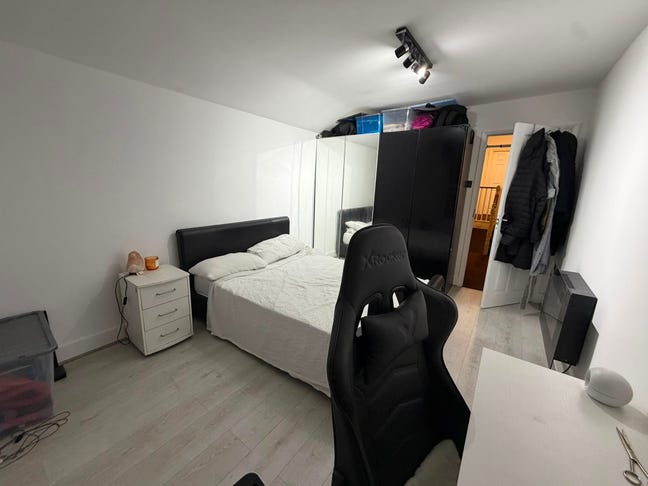 Spacious Double Room - East London Main Photo