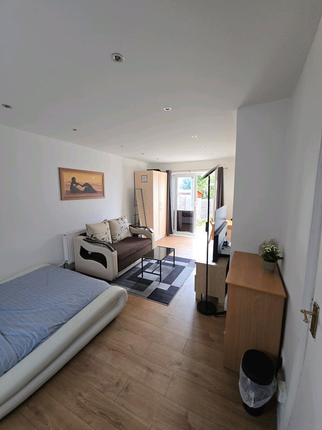 Large 18.4 m² bedroom + garden Available Now Main Photo