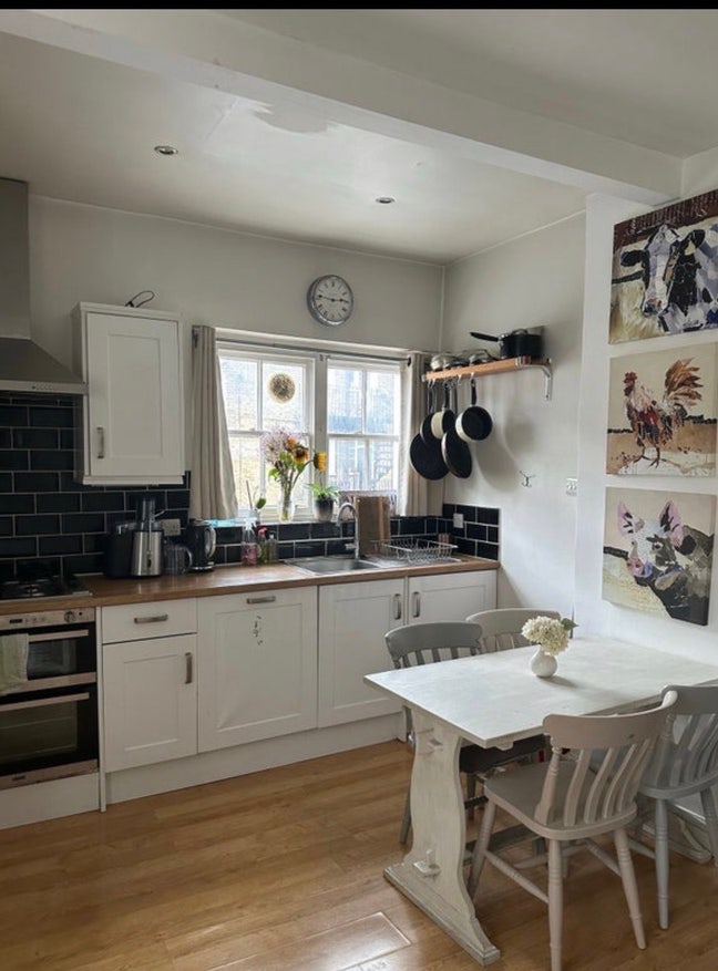 Looking for a girlie to join our flat! Main Photo