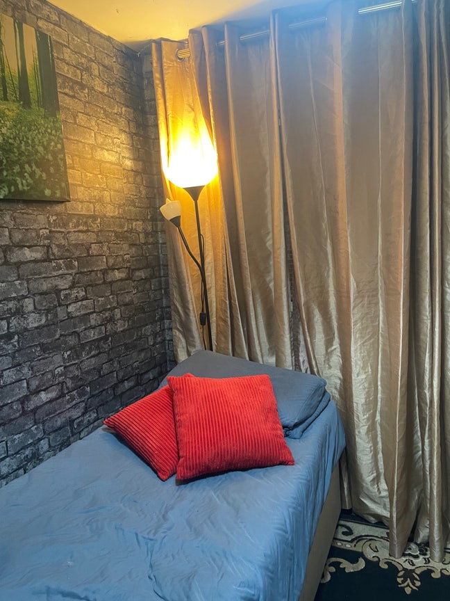 Bright single room available near tube station  Main Photo