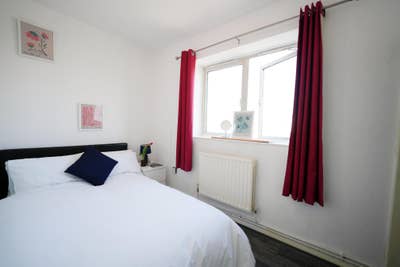 Wake Up to Canary Wharf Views | Aldgate East Main Photo