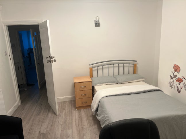 Lovely Double room available (bills included) Main Photo