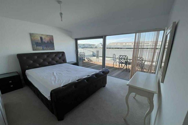 Room with bathroom in Highbury Main Photo