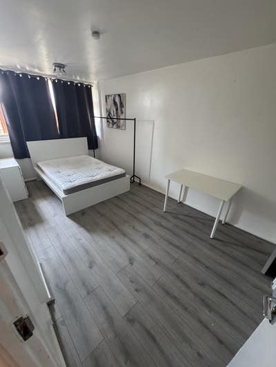 A spacious, fully furnished room is available  Main Photo