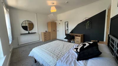 Large Room / Low Deposit / All Bills Inc Main Photo