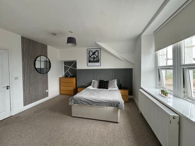 Spacious Ensuite Room in Central Location Main Photo