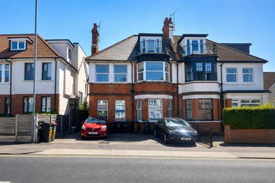 2-Bed Flat + Parking - Westcliff-on-sea, SS0 Main Photo