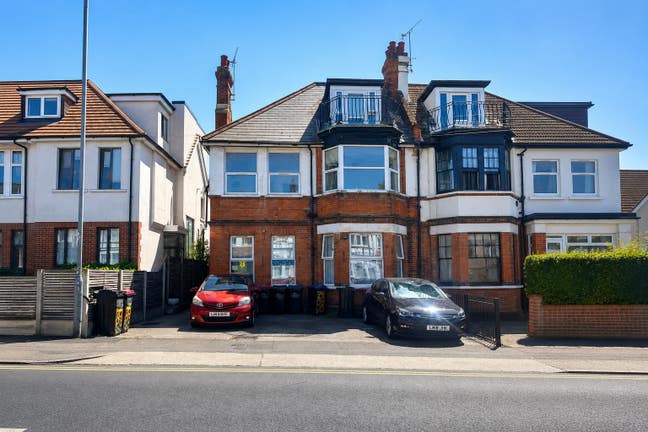 2-Bed Flat + Parking - Westcliff-on-sea, SS0 Main Photo