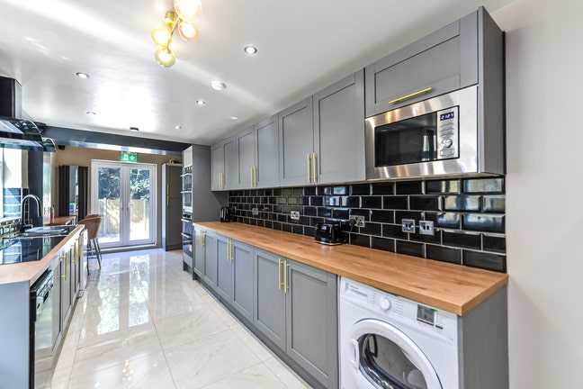 Luxury Ensuite Rooms Designed to High Standard SE Main Photo