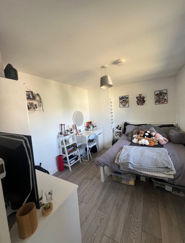 Spacious Double Bedrooms Located Near Amenities   Main Photo