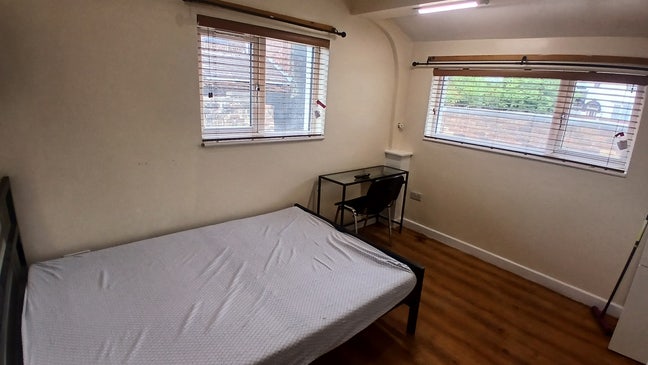 ST6. Double + Ensuite + Smart TV Main Photo