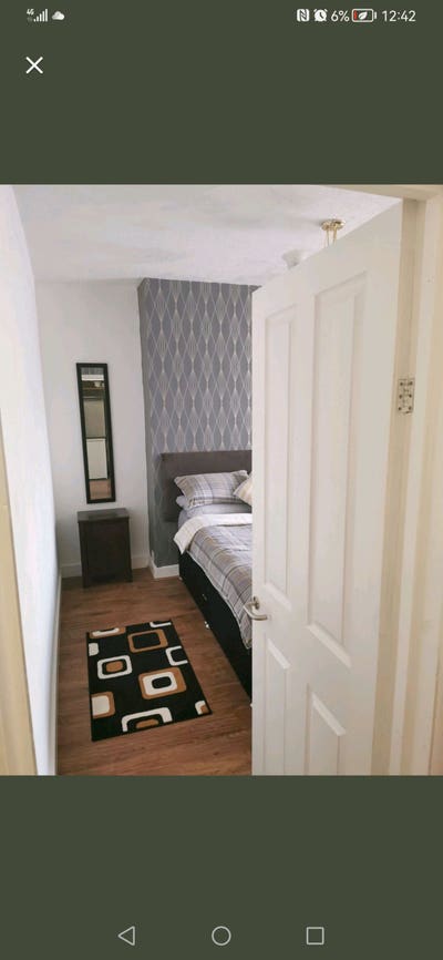 Spacious Room less than 5 minutes walk to QEQM Main Photo