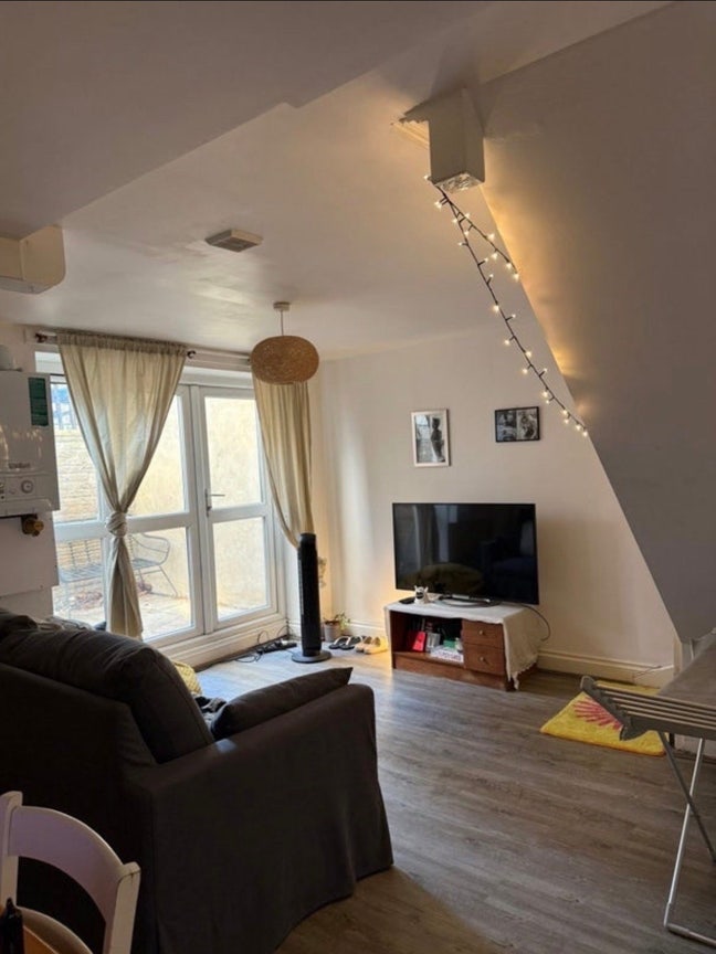Looking for a flatmate in cosy Hackney flat Main Photo