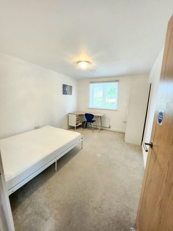 Double room in Modern house-Raynes Park Main Photo