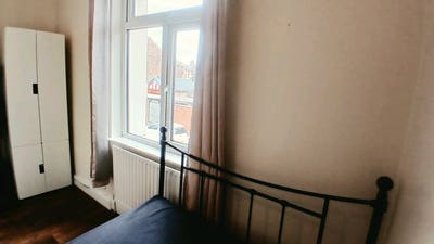 ST6/Burslem. Double + TV. Parking Main Photo