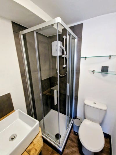 Ensuite 4 mins walk DM Available September  Main Photo