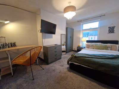 Ensuite 4 mins walk DM Available September  Main Photo