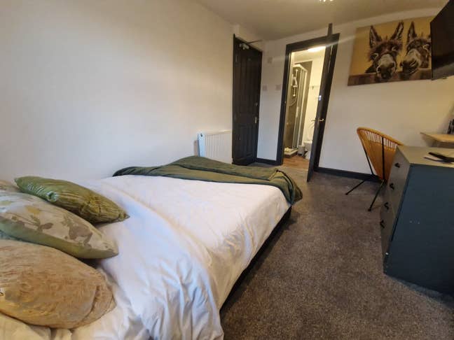 Ensuite 4 mins walk DM Available September  Main Photo