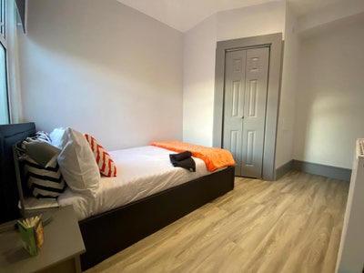 Large Modern Ensuite Double Room - Refurbished Main Photo