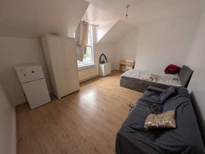 Spacious double room in Moss Side - All bills incl Main Photo