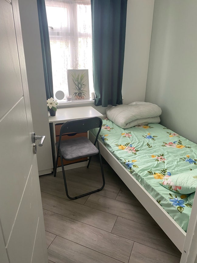 Spacious single room to rent in RM6 Main Photo