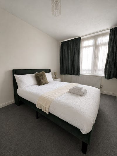 Double Room | 5 Min to Crossharbour DLR | E14 Main Photo