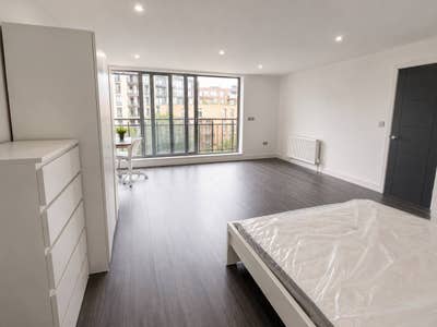 Double Room | Private Balcony | Gym | E16 Main Photo