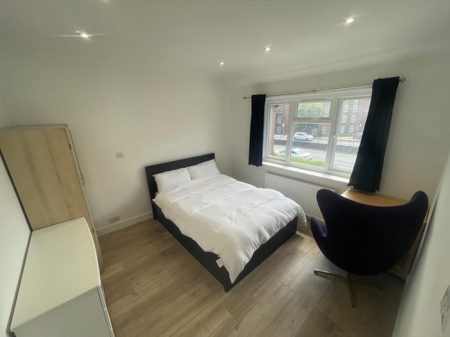 Large room available  Main Photo
