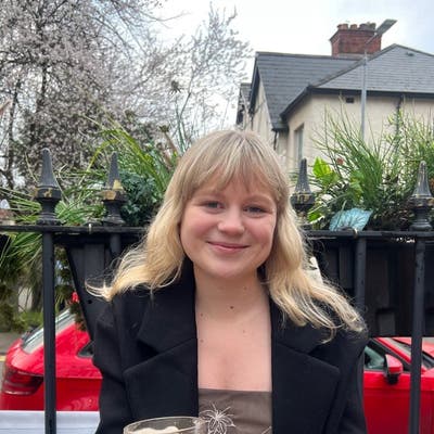 Professional Female seeks a single or double room Main Photo