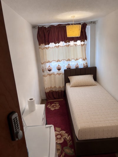 Furnished Room to Rent-Pixton NW9  Main Photo