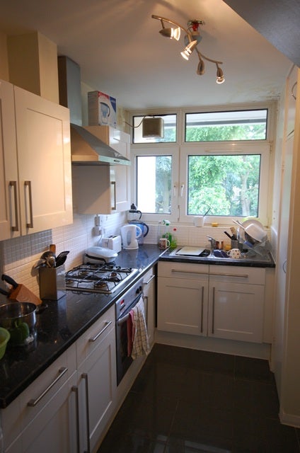 Great room in clean friendly flat Main Photo