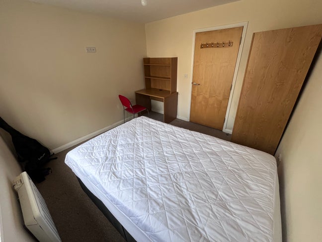    Double Room Available in Bristol Student Flat  Main Photo