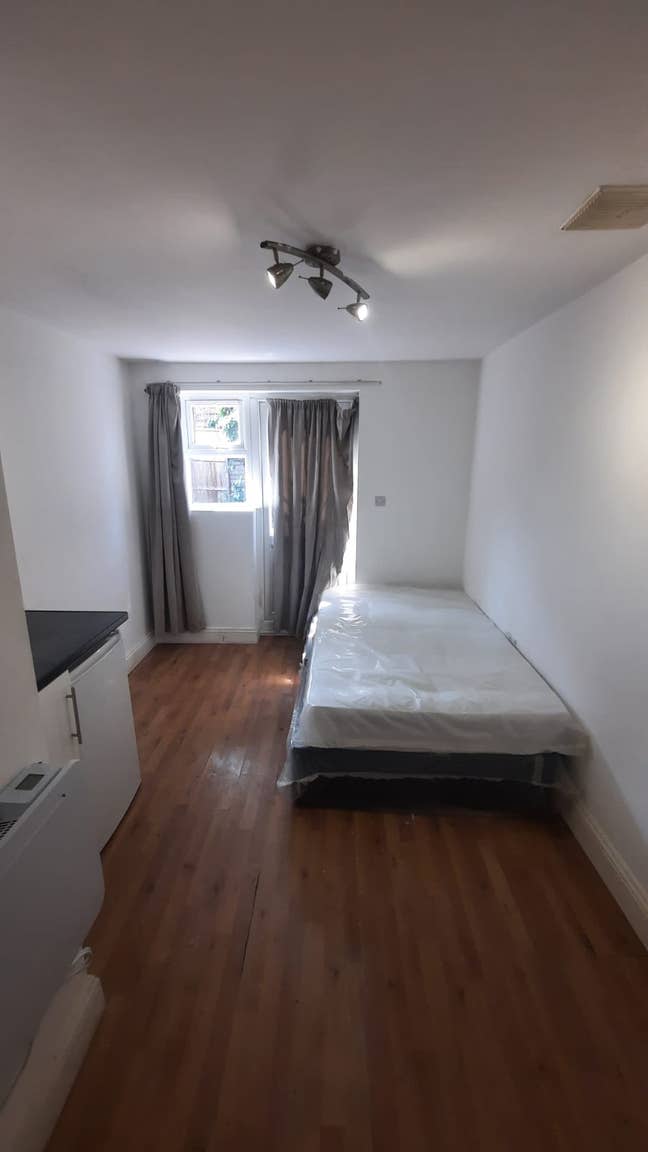 DSS-Studio Flat Available in Bannockburn Road Main Photo
