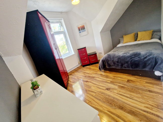 *4 bedroom* Apartment ready to move in now Main Photo