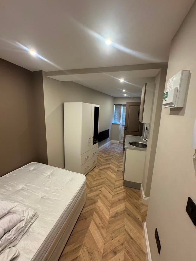 DSS-Studio Flat Available in Godstone Road Main Photo