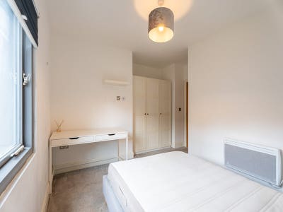 Modern double room in a gorgeous city-centre flat Main Photo