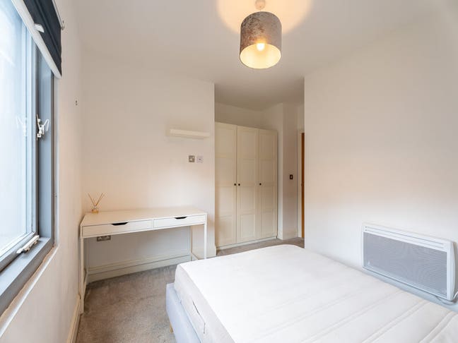 Modern double room in a gorgeous city-centre flat Main Photo