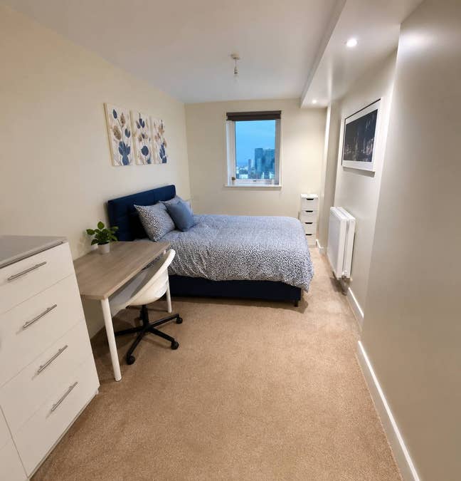 Double Room | 7 Min to West Silvertown DLR | E16 Main Photo
