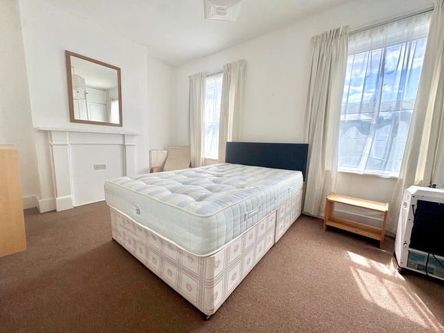 Spacious 4 bedroom house Westfield Main Photo