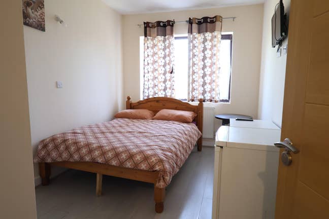 En-suite double bedroom with shared kitchen Main Photo