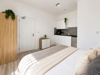 Spacious Ensuite Studio – Bills Included Main Photo