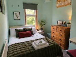 Charming Double Room in a Cosy Cottage – near tube Main Photo