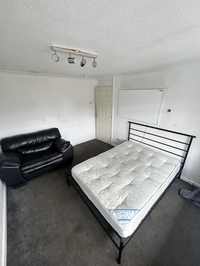Large room live in landlord Main Photo