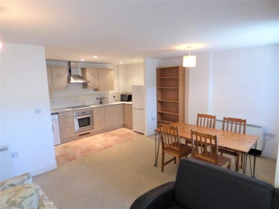Lovely three bedroom flat with own terrace E11 Main Photo