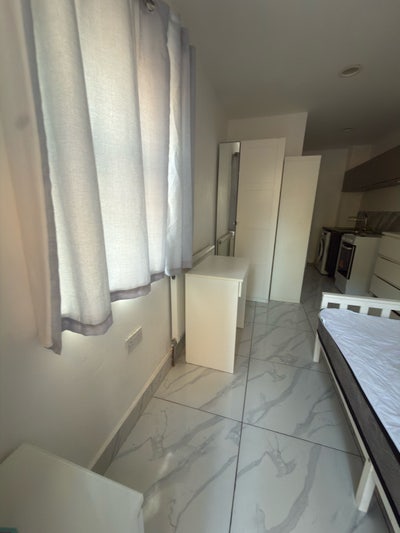  Small studio 8 walk to Tottenham Hale Station  Main Photo