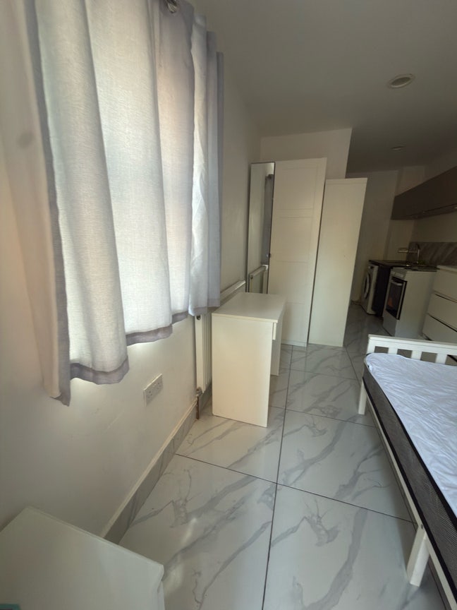  Small studio 8 walk to Tottenham Hale Station  Main Photo