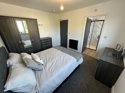 Stunning 6-Bedroom All-Ensuite HMO - All Bills Main Photo